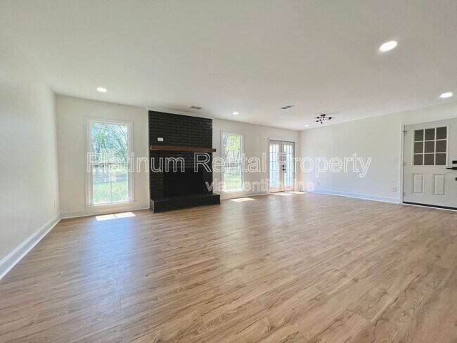Building Photo - 212 Fernbank St