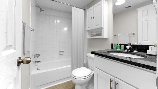 Cuarto de baño del estudio - Greenway Flats Apartments