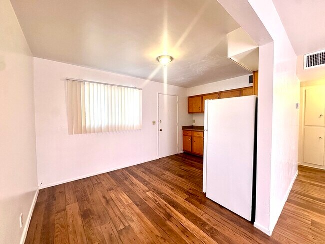 Foto del edificio - $400 Off Move In Special! Spacious 1 Bedroom with Hard Wood Flooring! Community Laundry and Off S...