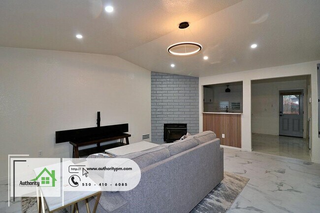 Foto del edificio - 897 Tanglewood Dr. - Newly Remodeled Unit!...