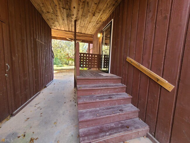 Building Photo - 32 Fairway Ln