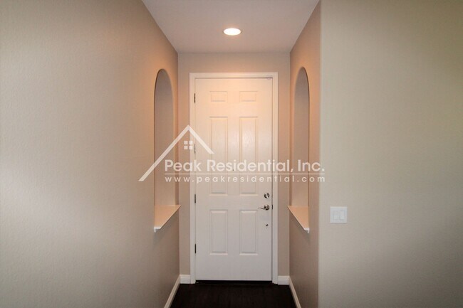 Foto del edificio - Beautiful Elk Grove 4bd/2ba Home with 2 Ca...