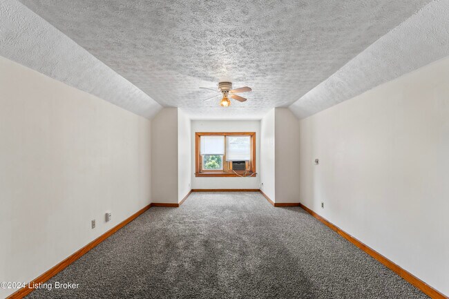 Foto del edificio - 817 Rubel Ave