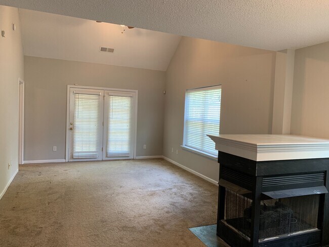 Building Photo - Townhouse in the Old Stone Crossing Community