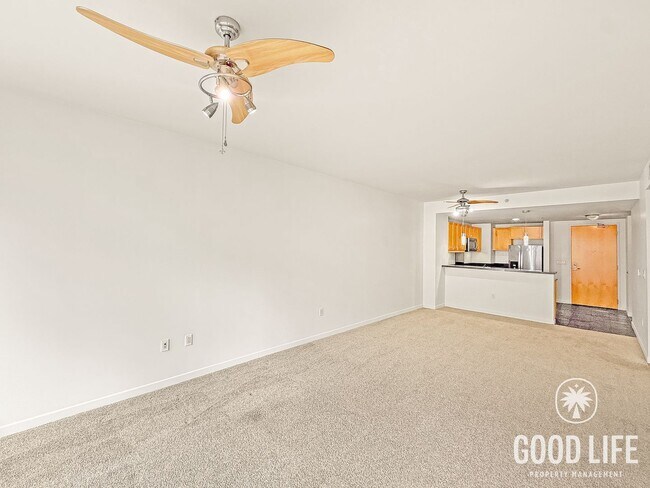 Building Photo - Rare 1B+Den/1BA Metrome Condo w/ Balcony, A/C & Storage Included!