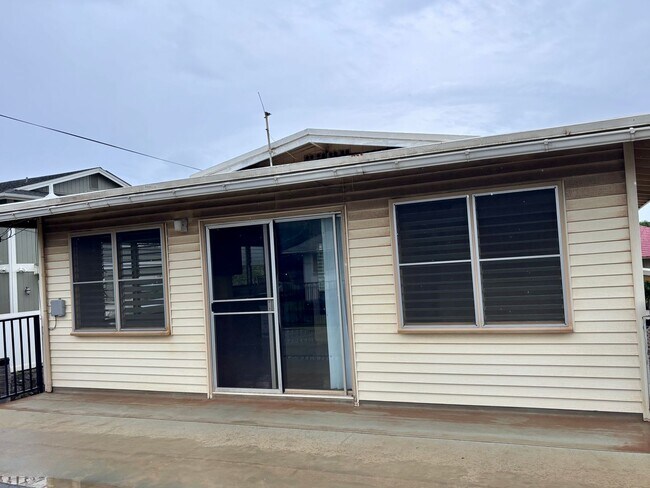 Building Photo - Available now | 3 Bedroom, 1.5 bath duplex with 2 tanden parking nested in Kaimuki