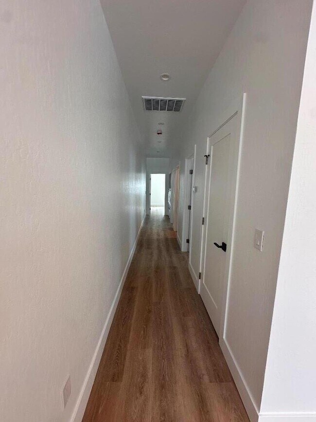 Foto del edificio - 327 Commercial Ave