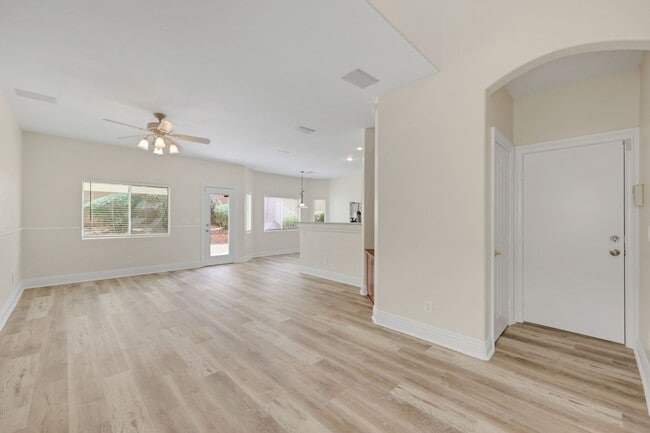 Building Photo - Gorgeous home with new flooring throughout and a Community Pool!