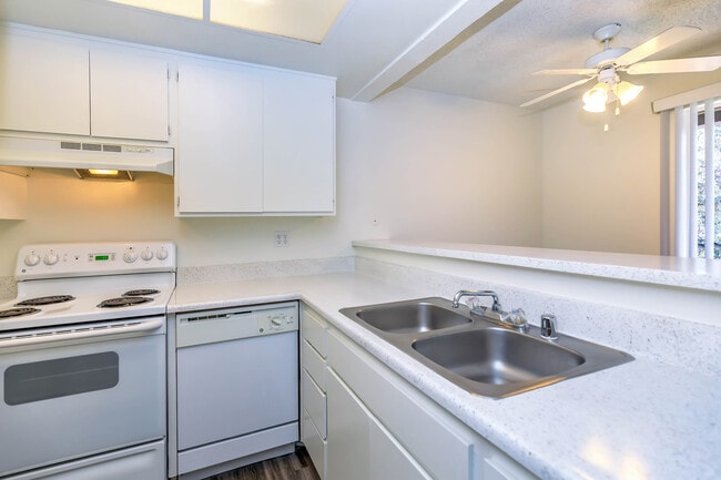 Building Photo - Country Hills Apartment Homes