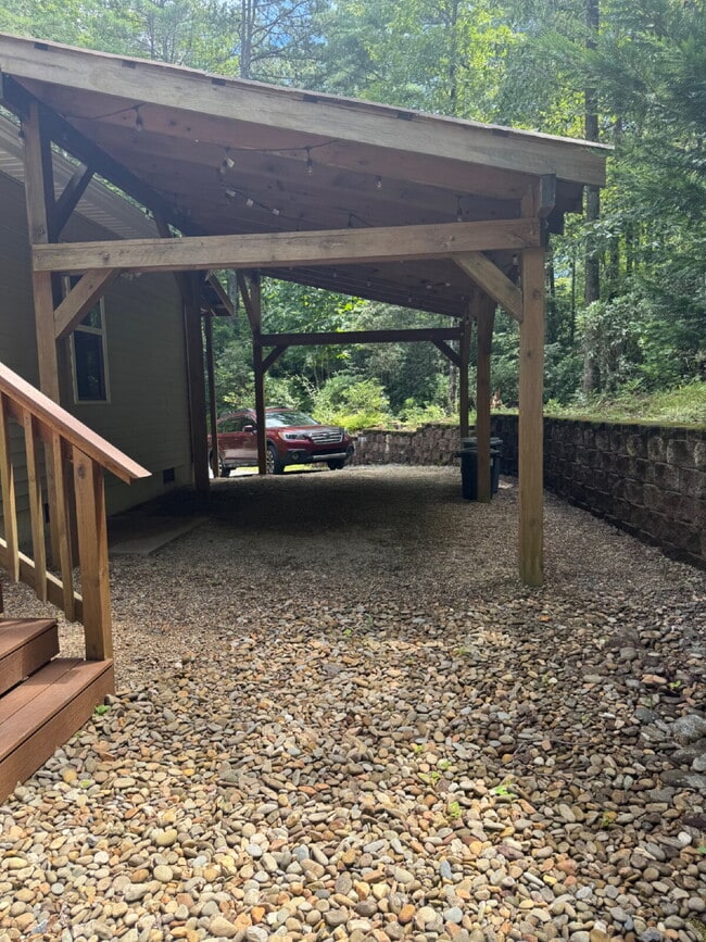 Building Photo - "Charming 3-Bed Retreat in Hendersonville with Cozy Fireplace."