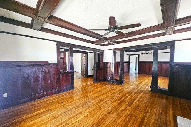 Building Photo - 648 N Heliotrope Dr