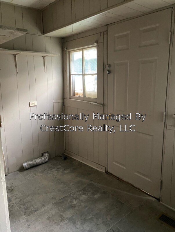 Building Photo - 404 Parks St