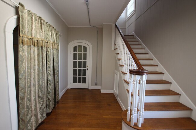 Building Photo - College Ave Triplex
