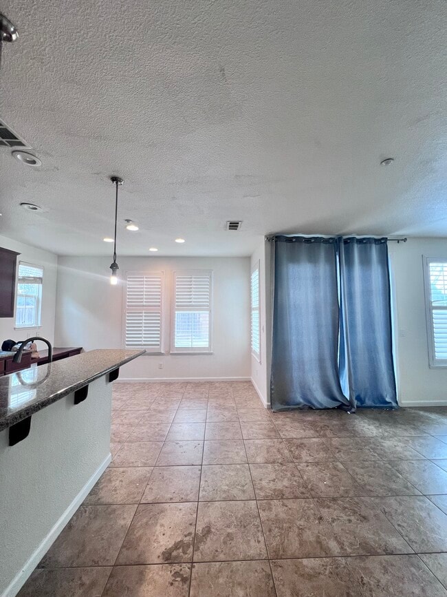 Building Photo - 64 Narcissus Ct