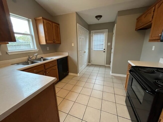 Photo - Renovated 3 Bedroom 2 Bath Home with 2 Car Garage for Rent!!