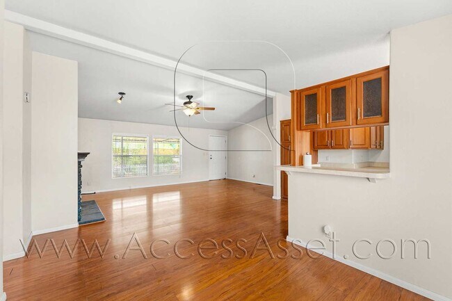 Foto del edificio - Spacious 3 Bedroom Home with Large Fenced Yard and Two-Car Garage