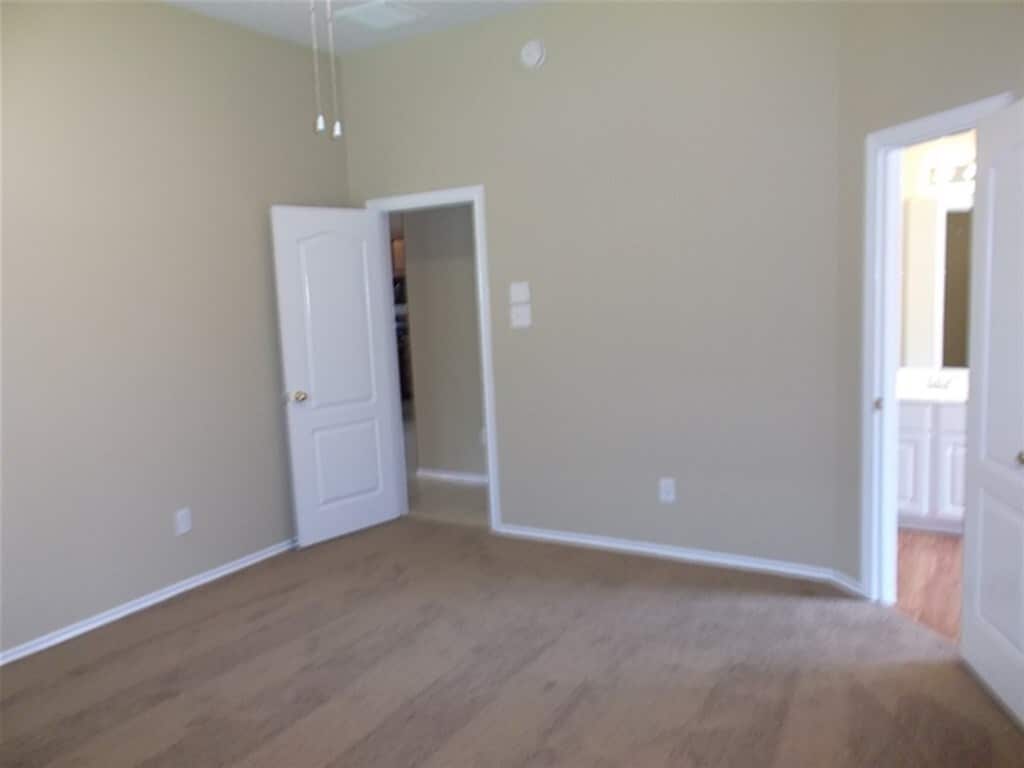 Building Photo - 1835 Manor Dr