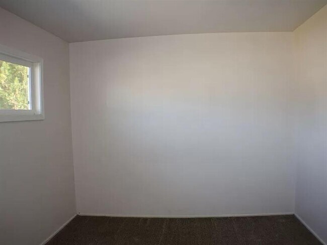 Building Photo - Updated 2 bedroom, 1 bath with a den