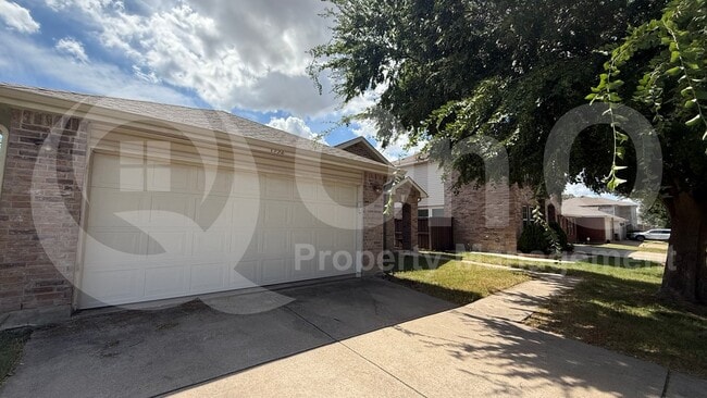 Photo - 1932 Foxfield Way House