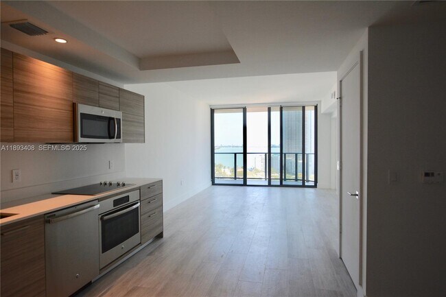 Building Photo - 121 NE 34th St