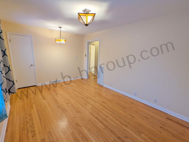 Building Photo - Amazing Location!