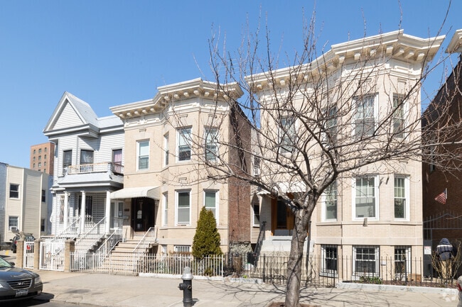 Multi-family home in Parkchester, The Bronx