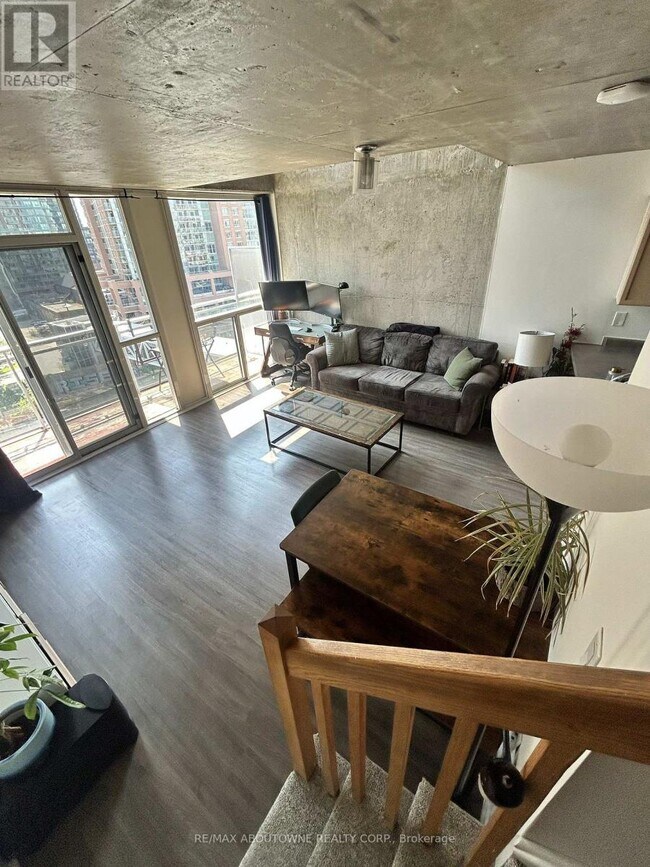 Photo du bâtiment - 1029 King St W