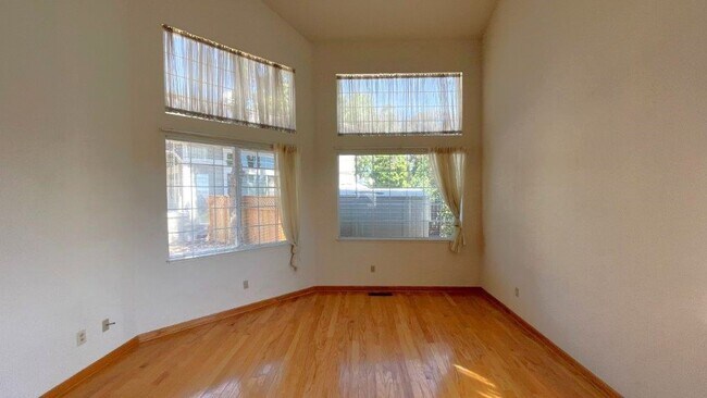 Foto del edificio - Martinez Beautiful 4 bedroom 3 bath home! ...