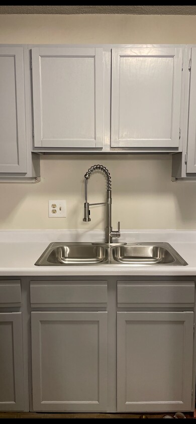 Foto principal - 10411 Cedar Lake Rd
