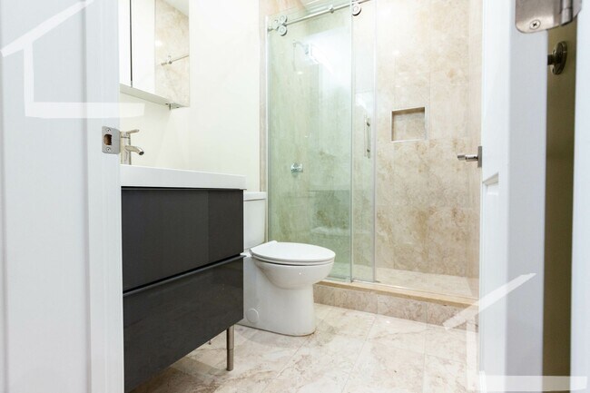 Foto del edificio - Charming, Renovated Apt near C-Line with 2...