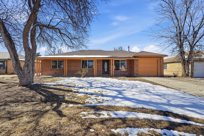 Foto del edificio - $2,295.95, $300 off the first month's rent, 3 Beds - 2 Bath, Single Family Home in Aurora with Ga...