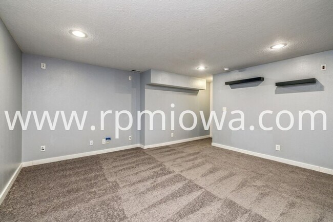 Foto del edificio - WEST DES MOINES TWO-STORY!! 4 Bedroom, 3.5 Bathrooms!