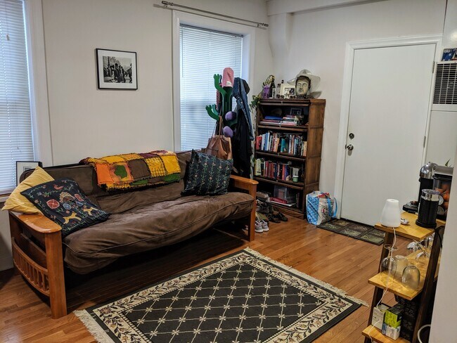 Building Photo - 2360 W Dickens Ave