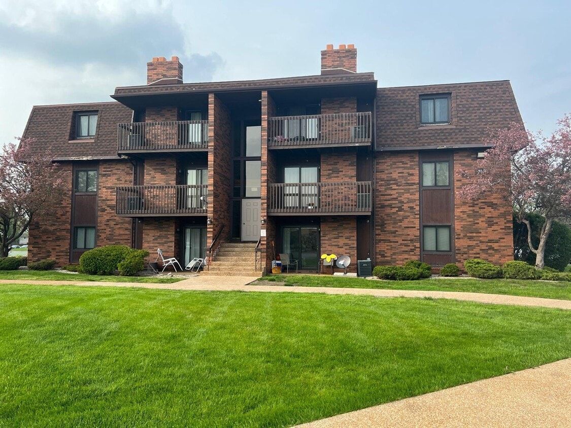 2045 45th St, Highland, IN 46322 Townhome Rentals in Highland IN