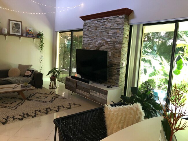 Living Room - 790 Saint Albans Dr