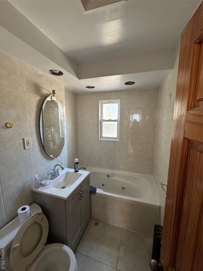 Foto del edificio - 62-21 Dry Harbor Rd