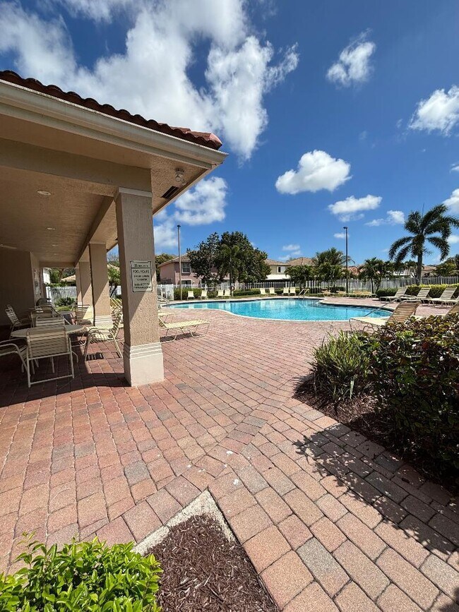 Building Photo - 1127 Rialto Dr