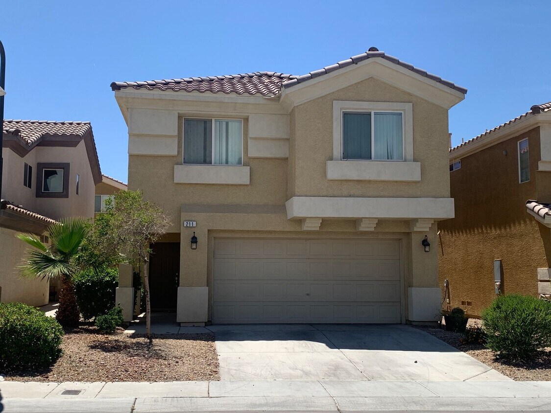 Foto principal - Beautiful Home - Guard Gated Golf Course C...
