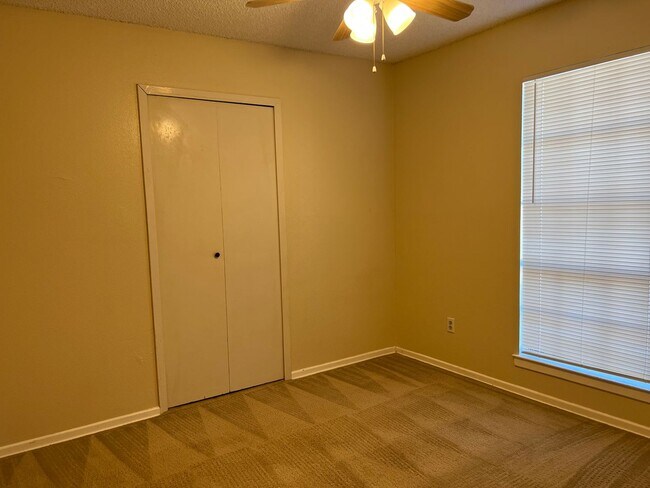 Building Photo - Welcome home to 205 Kingsman Drive!