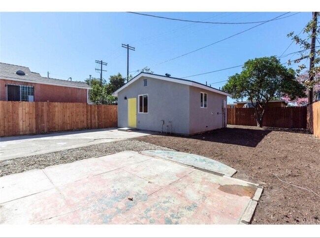 Building Photo - 1BD/1BTH COMING SOON!