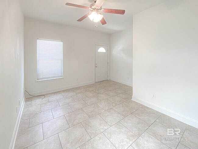 Building Photo - 110 S Elm St