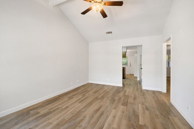 Foto del edificio - Charming 2-Bedroom, 1-Bath Duplex in North...