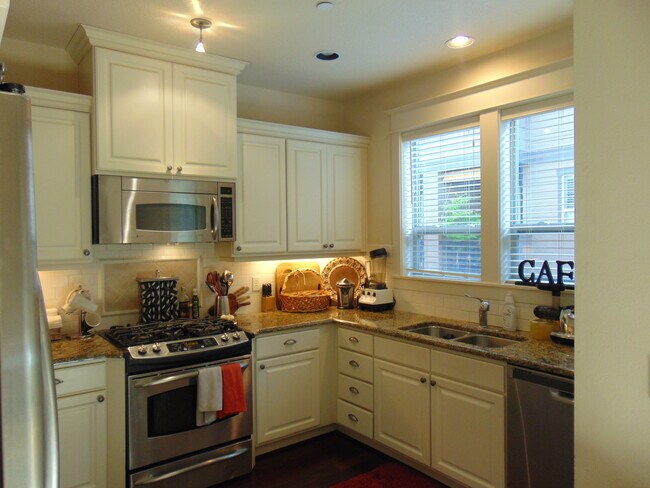 Foto del edificio - Quiet home close to shopping and Max