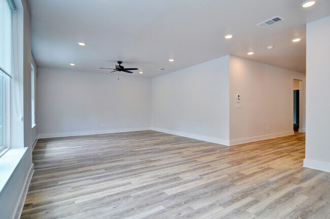 Foto del edificio - 3212 McCart Ave