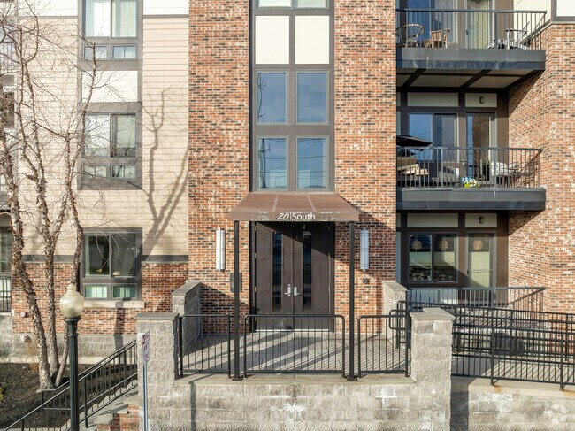 Entrada principal - 20 South Avenue Condominiums