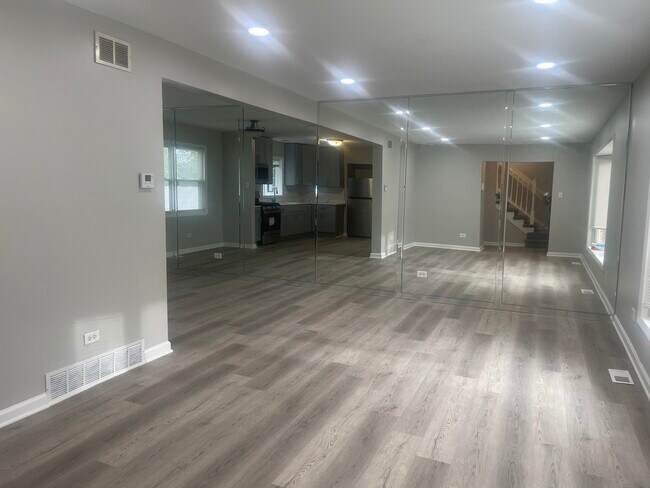 Foto del edificio - 17841 Maple Ave