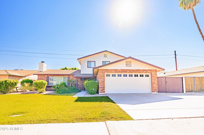 Building Photo - 2547 W Naranja Ave