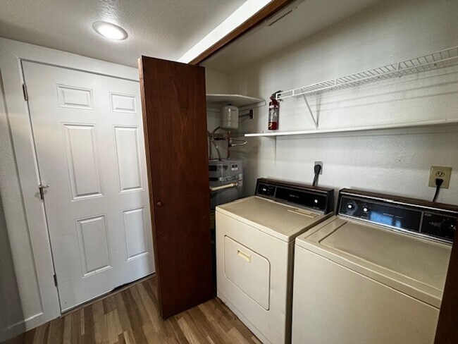 Foto del edificio - Spacious, two bedrooms, one bath in the Ro...