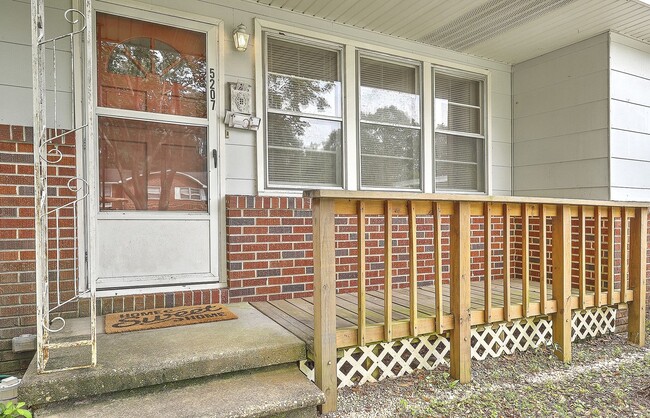 Building Photo - Single Family Home in Park Circle!