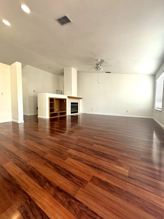 Building Photo - Newly Available Single Story 4 Bed 2 Bath